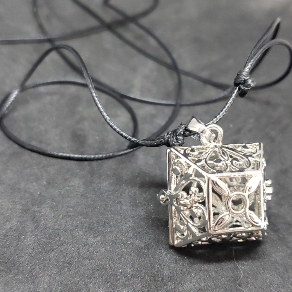 Adjustable cage pendant